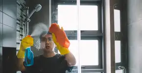 O truque simples que está deixando o box de banheiros brilhando sem esforço algum