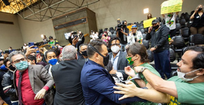 Ostentando suástica, bolsonaristas agridem vereadores de Porto Alegre