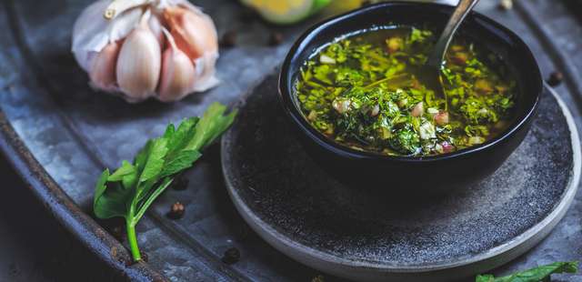 Pesto de coentro: o molho rápido que transforma qualquer prato