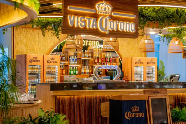 O espaço é dividido em restaurante, bar e uma seção “pegue e leve” para quem está na correria