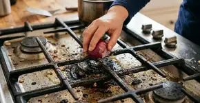 Esfregar meia cebola nas bocas do fogão: para que serve e por que é recomendado