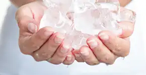 Entenda por que tantas donas de casa estão colocando gelo na máquina de lavar