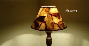 Abajur confeccionado a partir de filtros de café usados