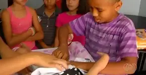 Projeto leva à escola atividades para discutir com crianças o papel do pai nos cuidados da casa e dos filhos