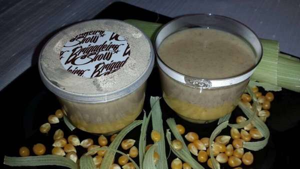 Brigadeiro de milho com brigadeiro de chocolate branco e canela. Foto: Buffet O Fracês 