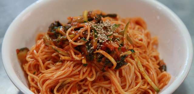 Macarrão vapt-vupt feito no forno, sem sujar panelas