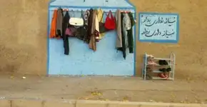 Campanha nos muros de Irã estimula doação de roupas para pessoas em situação de rua