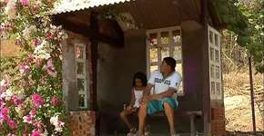 Pai faz abrigo para filha não pegar chuva ao esperar pelo ônibus