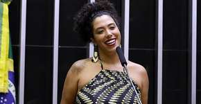 Deputado do PSL critica postura de deputada grávida do PSOL