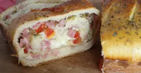 Pão pizza de forno: super recheado para o café da tarde