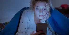 Usar o celular antes de dormir aumenta os níveis de açúcar no sangue