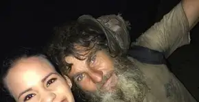 Morador de rua oferece suas moedas para jovem completar passagem