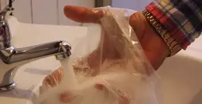 Essas sacolinhas plásticas se dissolvem na água sem contaminá-la