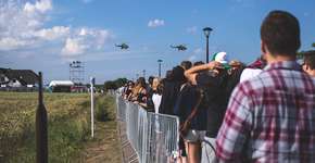 Homem lucra milhões apenas esperando na fila para outras pessoas