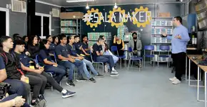 Estudantes de escola pública do RJ recebem formação em TI de empresa indiana