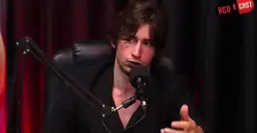 Influenciador condena uso de camisinha e gera revolta na web