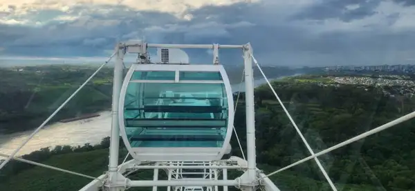 Vista de uma das cabines da roda-gigante Yup Star Foz